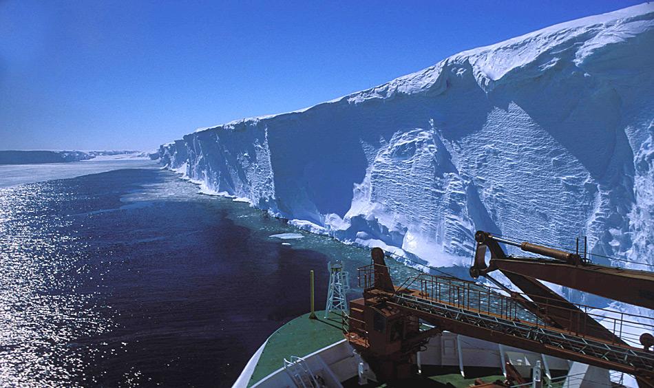 Das Rosseisschelf ist das grösste seiner Art weltweit. Gebildet wird es durch den Zusammenfluss vieler Gletscher, die ihre Eismengen ins Rossmeer ergiessen.