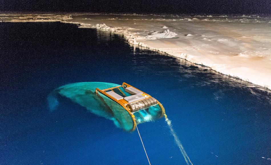 Um Daten unter dem Eis zu erhalten, nutzen die Forscher moderne Netze wie das SUIT-Netz. Das Netz kann unter dem Meereis abtauchen und dort nach Organismen fischen. (Foto: Jan van Franeker – IMARES)
