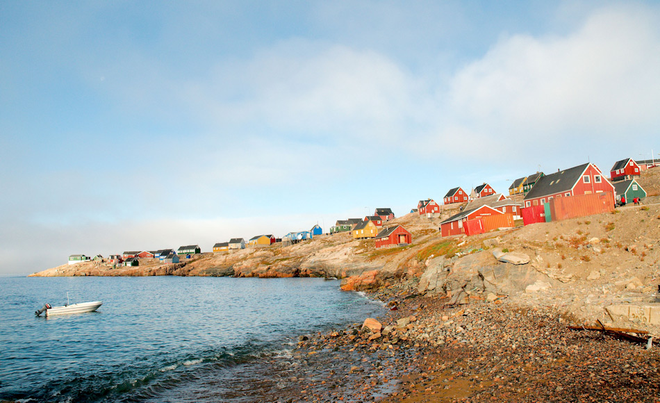 Die Ortschaft Ittoqqottormiit liegt am Eingang zum Scoresby Sund, dem weltgrössten Fjordsystem. Die rund 400 Einwohner leben in erster Linie von Fischfang, Jagd, Tourismus und wenige Dienstleistungen. Bild: Michael Wenger