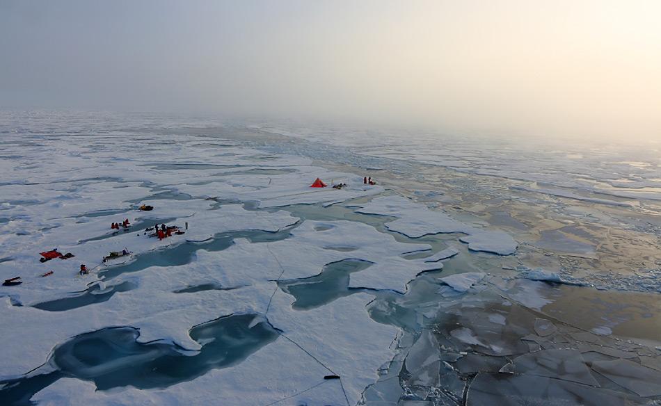 AWI-Meereisphysiker haben ein Eiscamp aufgebaut, um die SchmelztÃ¼mpel auf dem arktischen Meereis zu untersuchen. Foto: Polarstern-Expedition ARK 26-3.